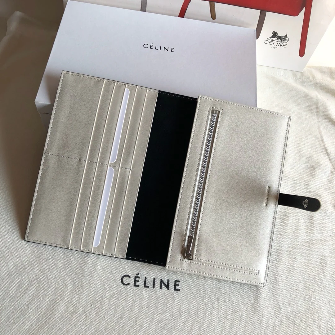 Длинный кошелек Celine — черный и кремовый — с принтом в виде пальм.