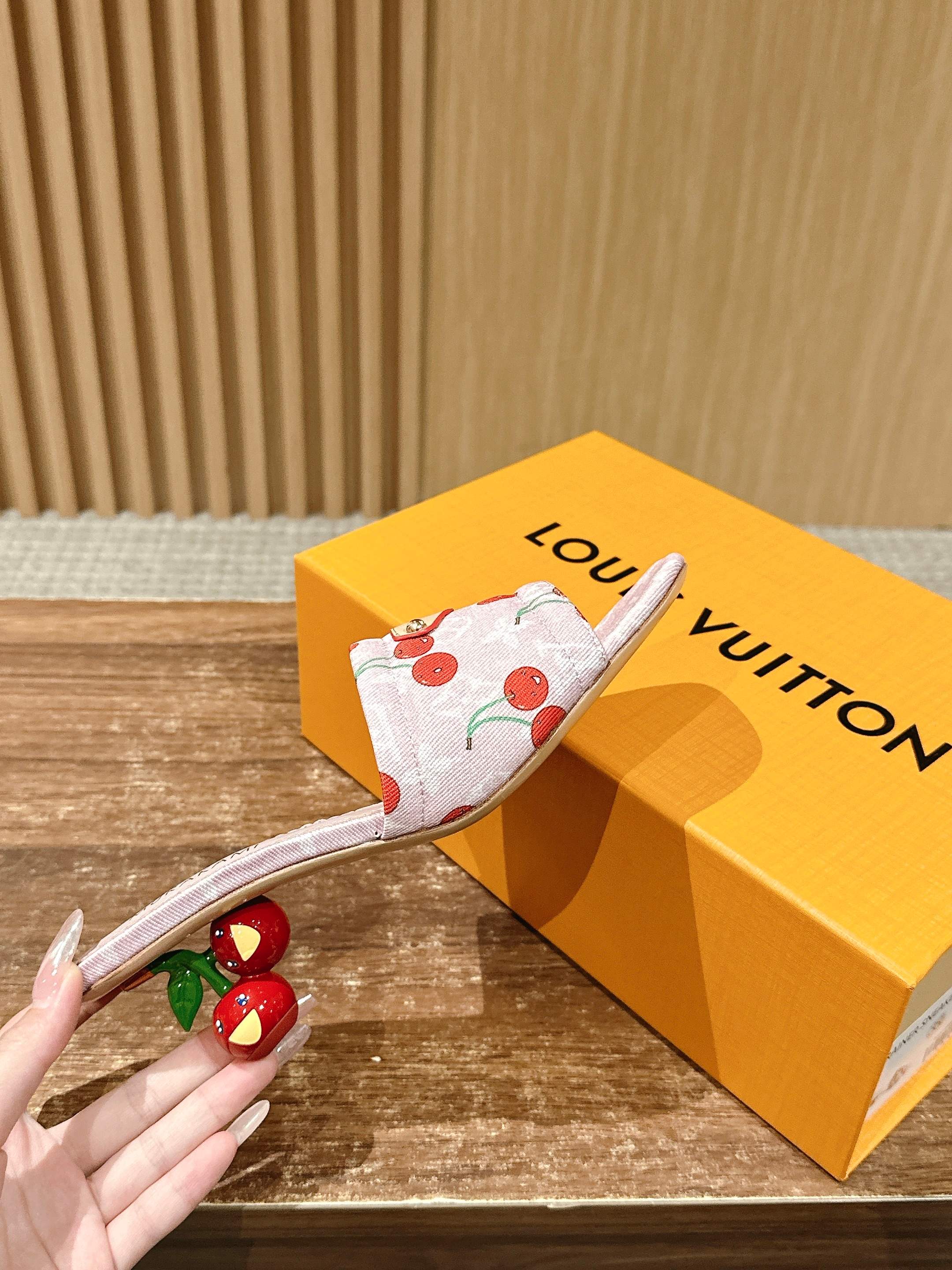 LV - Коллекция Такаши Мураками в стиле ретро - Сандалии на низком каблуке - Светло-розовые