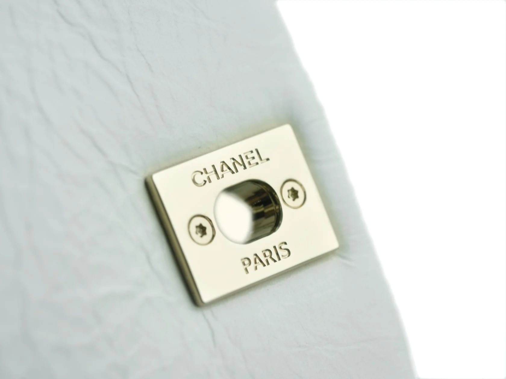 Рюкзак Chanel — белый, из вощеной кожи.