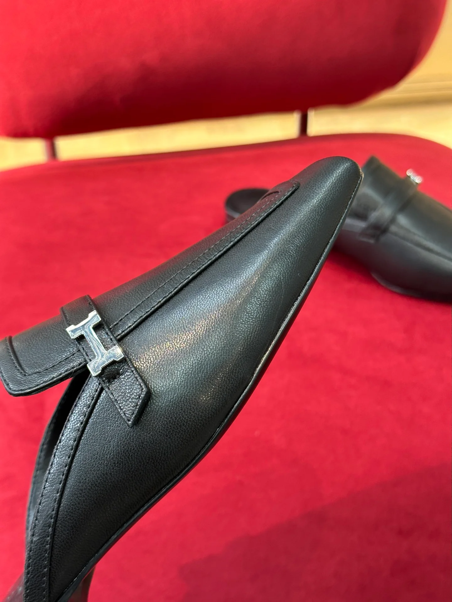 Новинка сезона весна/лето 2023 от Hermes - Кожаные тапочки с квадратным носком - Черные