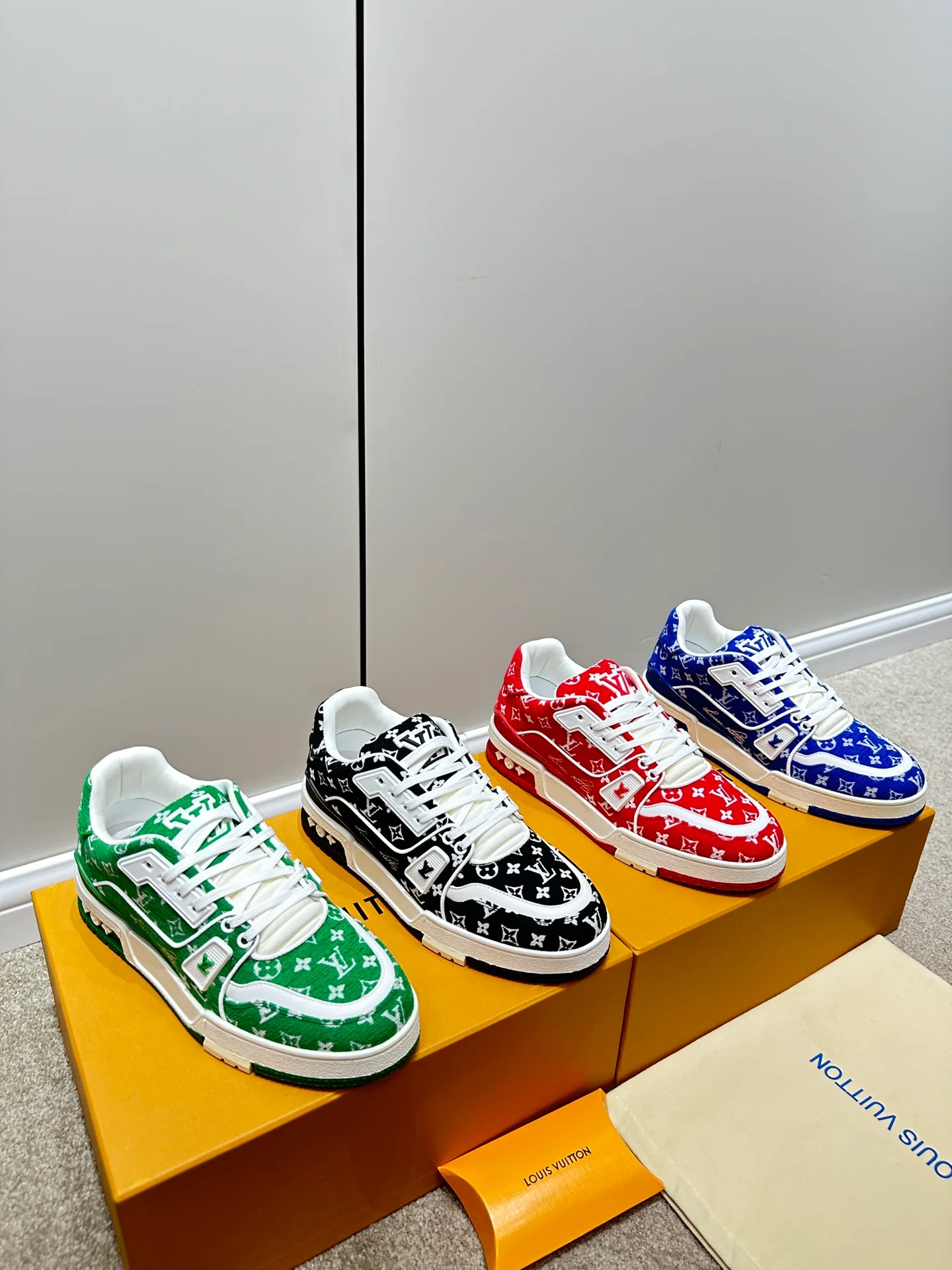 Кроссовки LV Trainer - с принтом по всей поверхности - красные