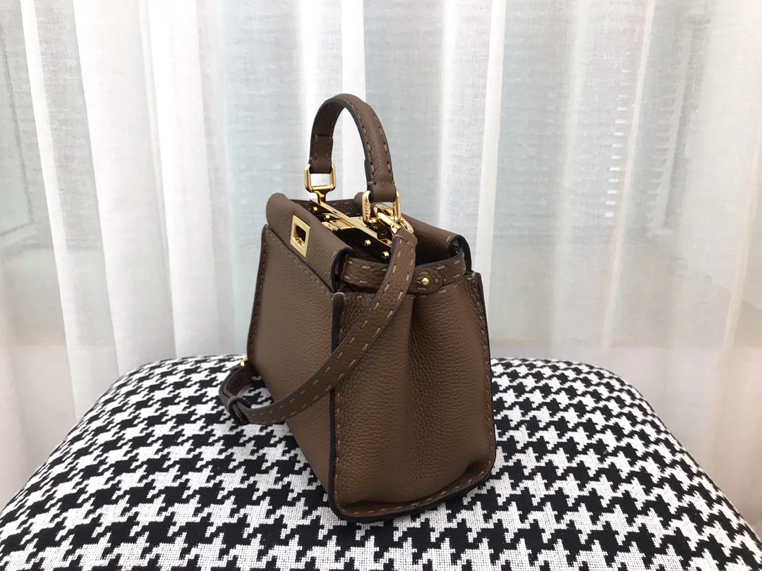 Мини-сумочка Fendi Peekaboo из коричневой кожи