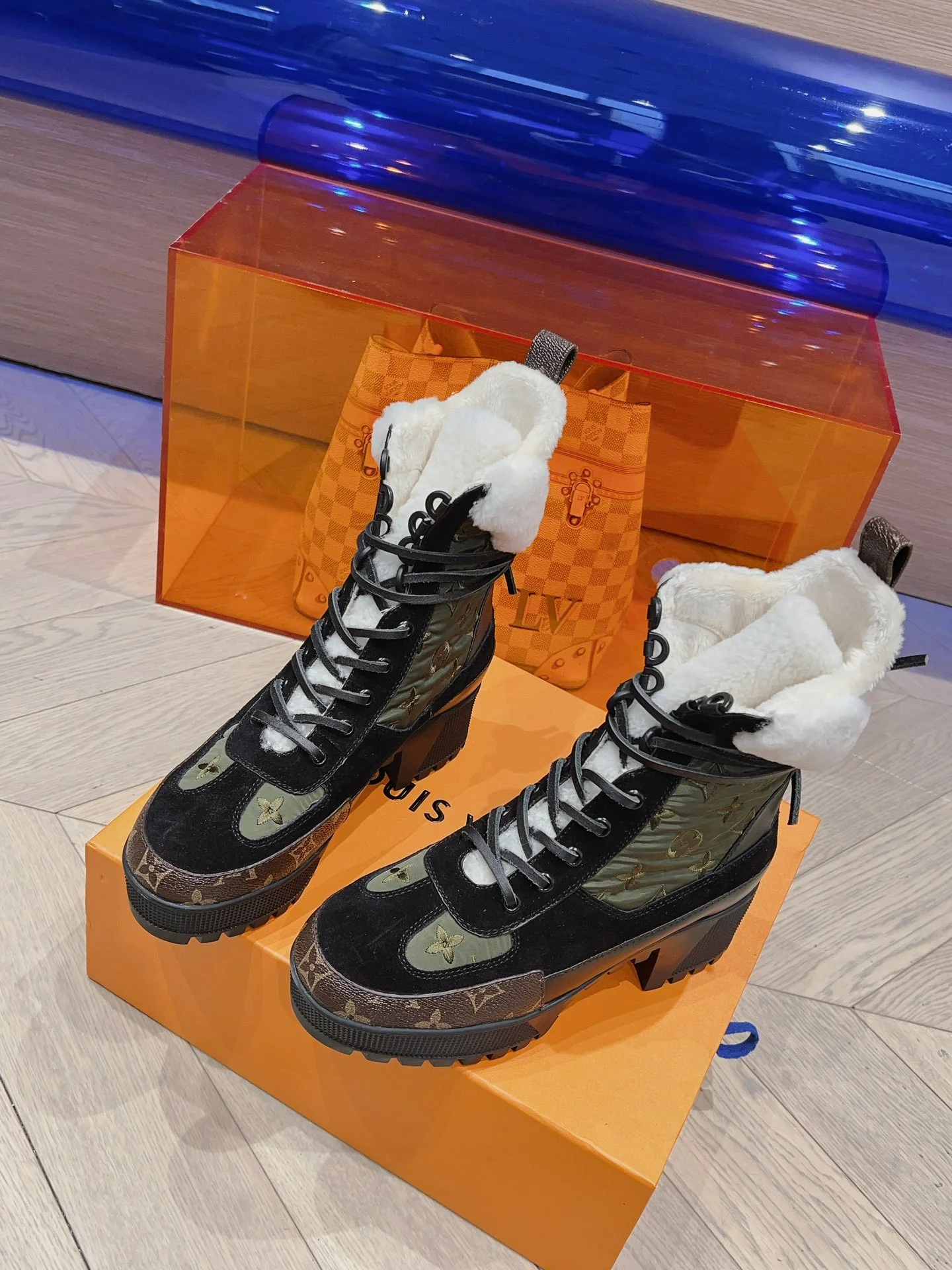 Новинка сезона осень/зима 2023 от LV - Ботинки Мартин на массивном каблуке - зеленые