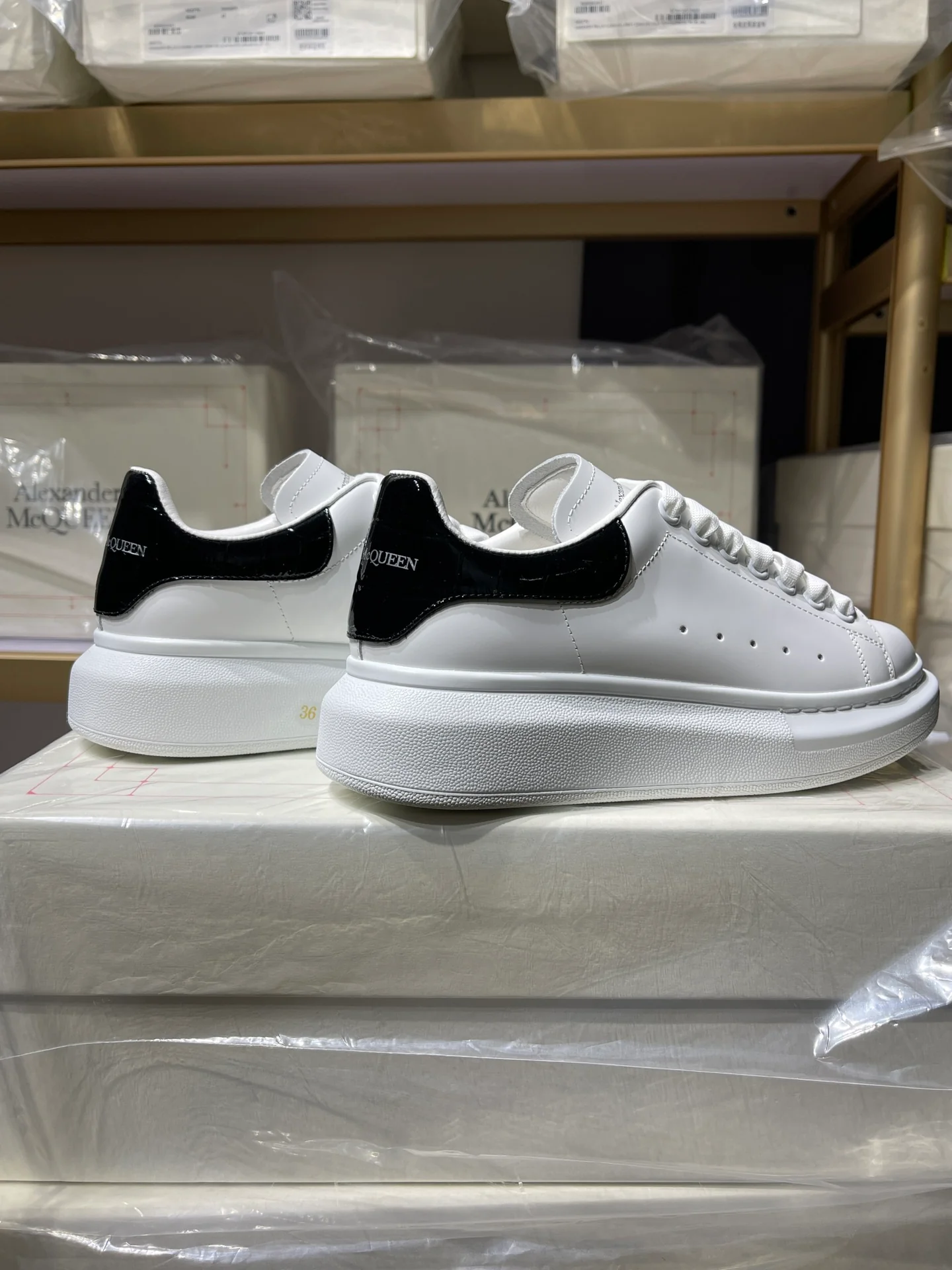 Классические белые кроссовки McQueen - унисекс - каблук с черным крокодиловым рисунком