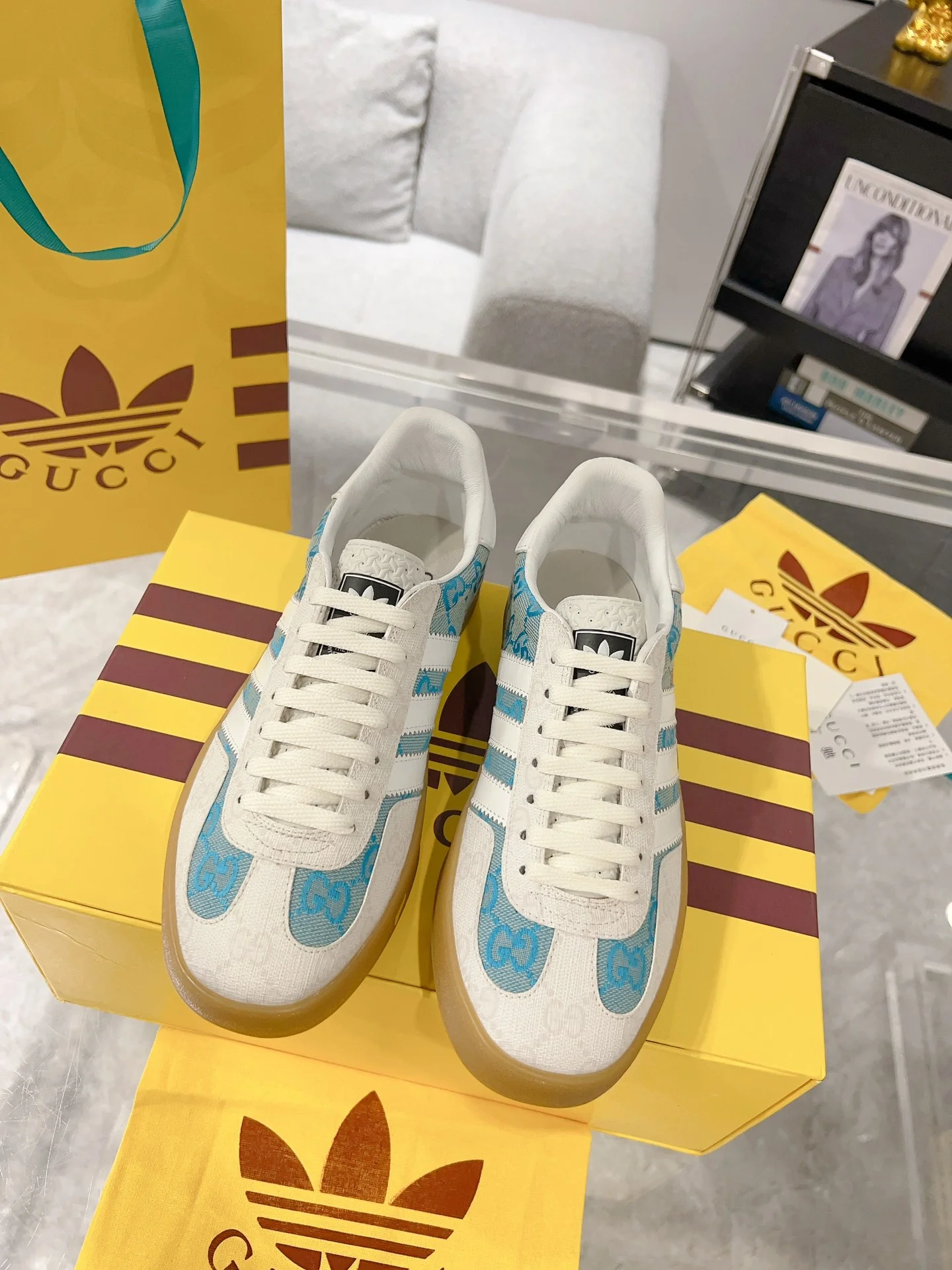 Новинка сезона осень/зима 2023 от Gucci - Коллаборация - Немецкие кроссовки для тренировок - Монограмма синего цвета