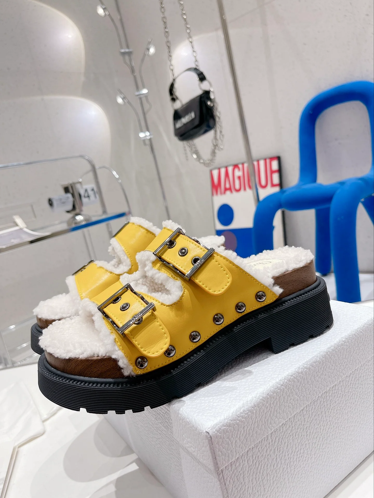 Dior - Новинка сезона осень/зима 2022 - Меховые тапочки Quake - 1 шт.