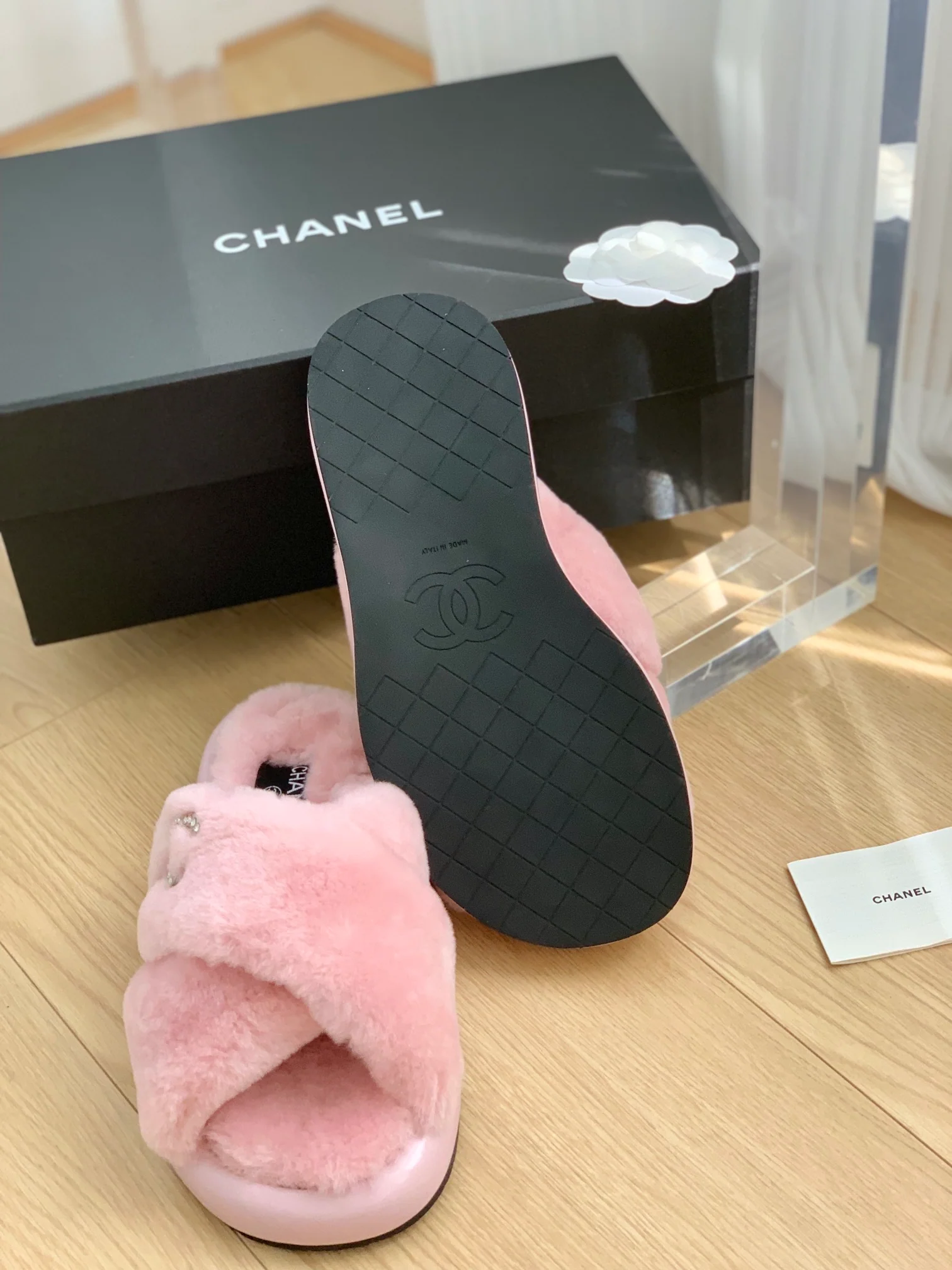 Новинка сезона осень/зима 2023 от Chanel - Классические пушистые тапочки с двойной буквой С - Розовые