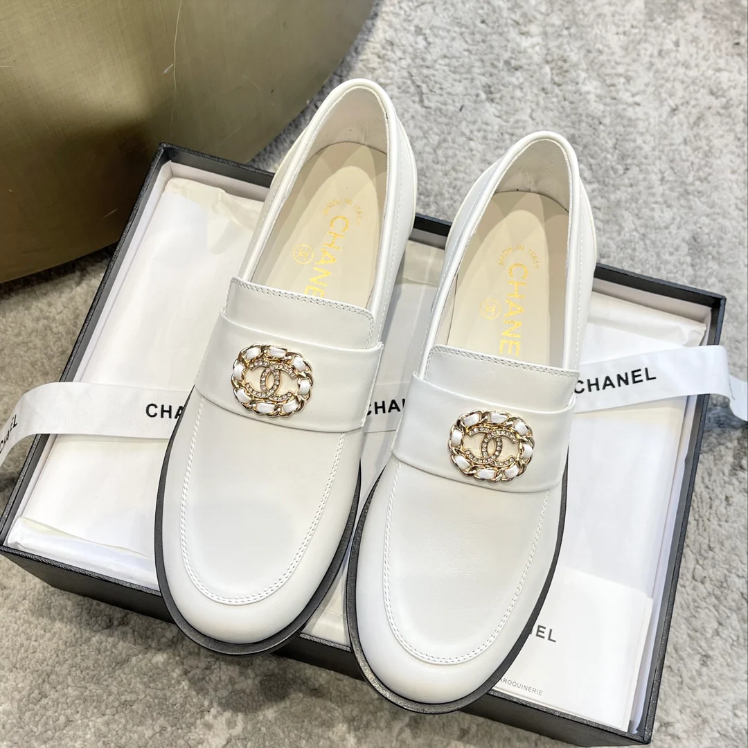 Новинка сезона весна/лето 2023 от Chanel - лоферы из серии Goddess - белые.