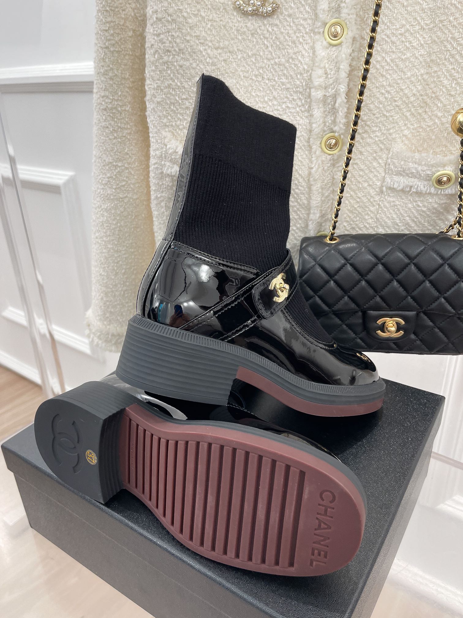 Новинка сезона осень/зима 2023 от Chanel - Ботинки-носки - Кожаные туфли-носки