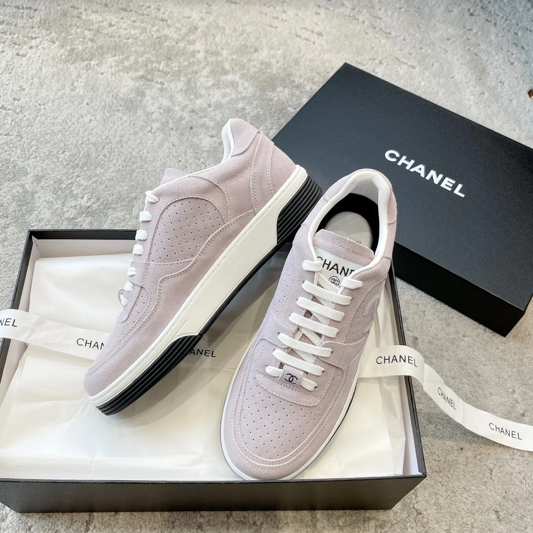 Новинка сезона весна/лето 2023 от Chanel - Кроссовки из телячьей кожи - Телесно-фиолетовые