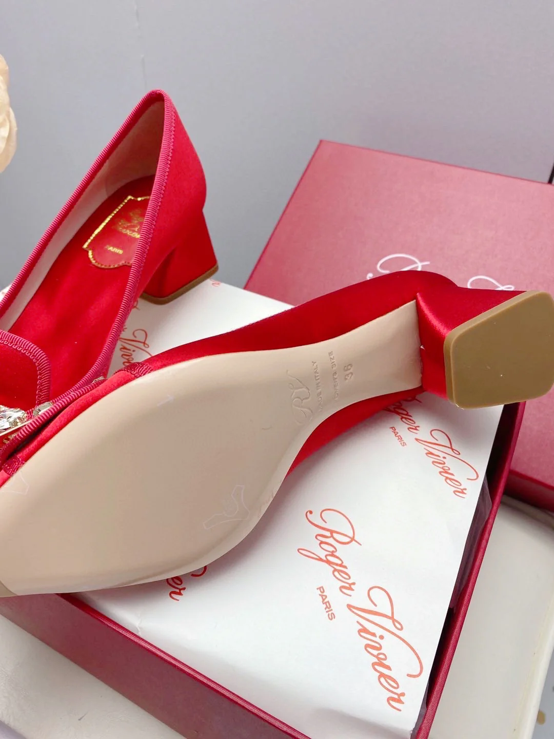 Обувь RV Shoes - Новинка ранней весны 2023 года - Туфли на низком каблуке с пряжкой в ??виде снежинки - Красные