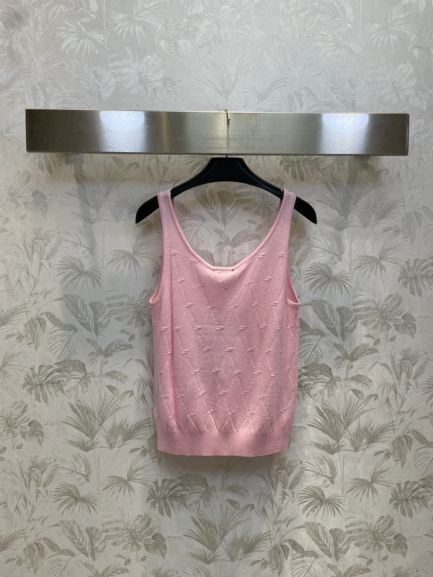 Chanel - 2403-24 Новинка ранней весны: длинный жилет из жаккардовой вязки с ромбовидным узором - розовый