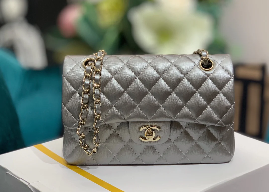 Chanel - Маленькая сумка из телячьей кожи с узором в виде шариков - CF - Металлический серебристый цвет - 23 см