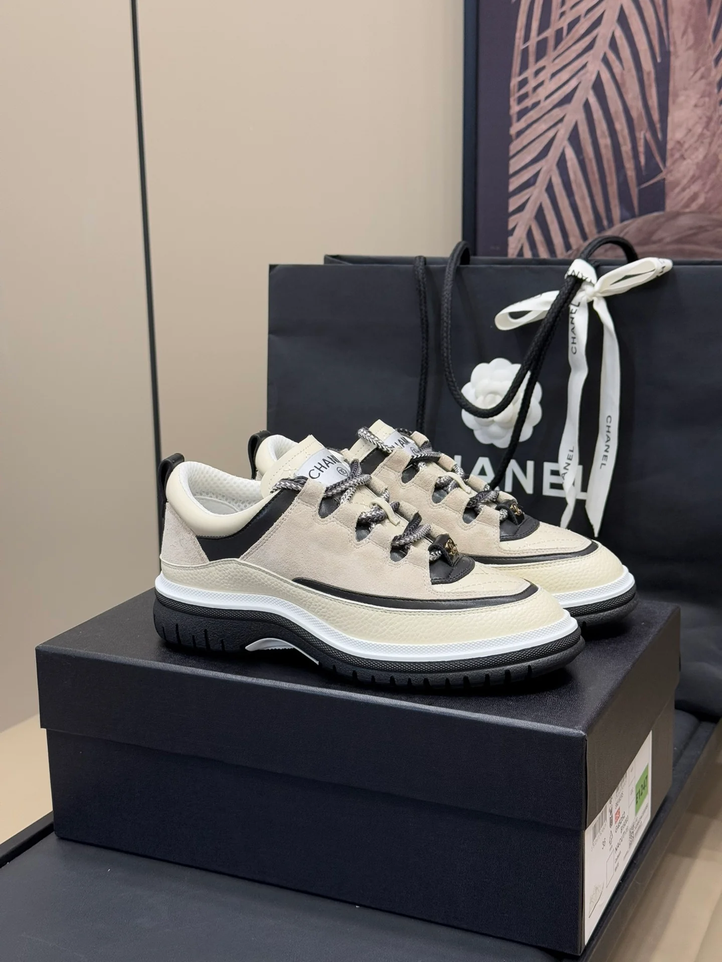 Кроссовки Chanel 2024 — цвет ?Молочный чай?