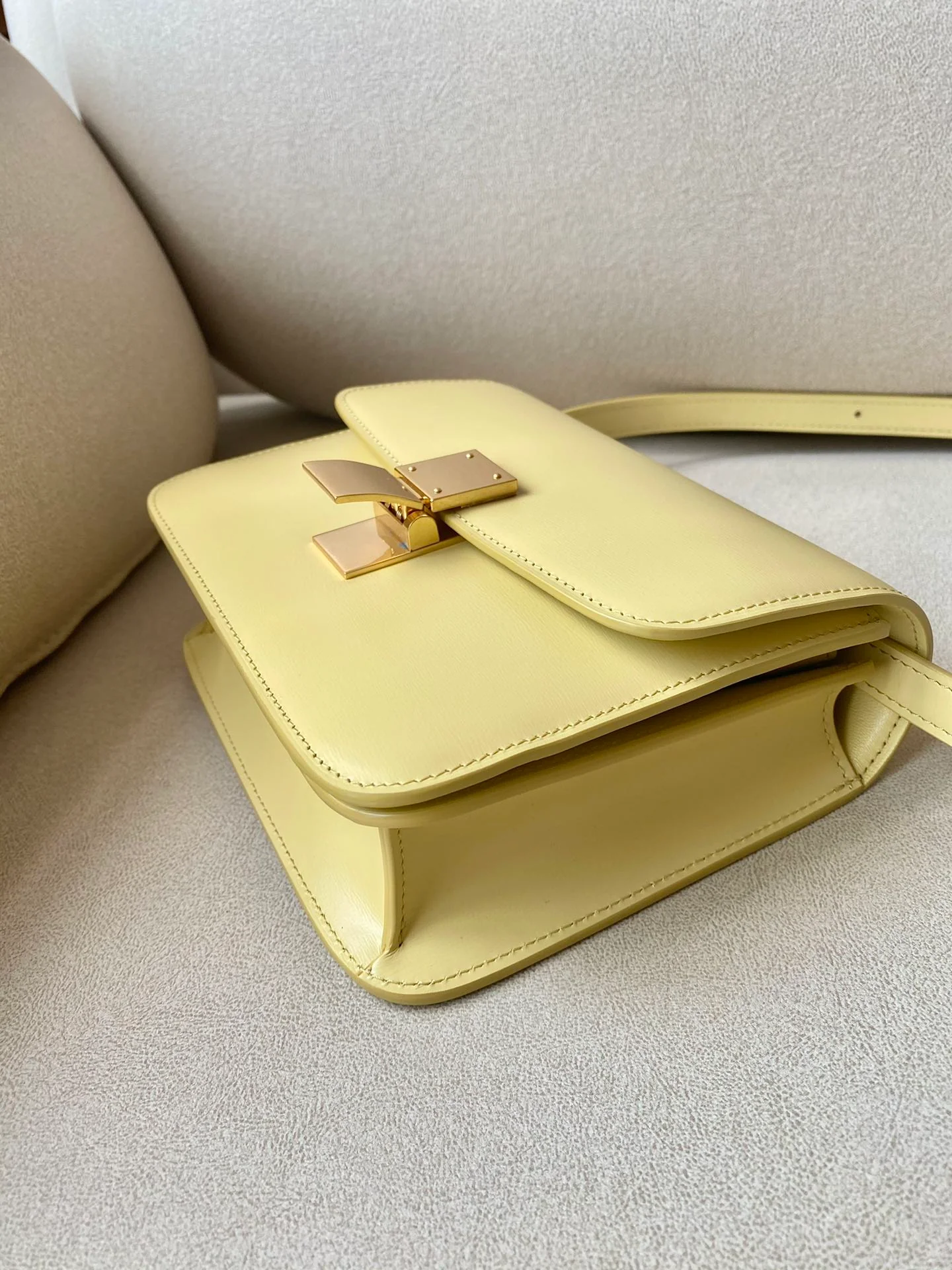 Сумка Celine Box-Tteen из полированной телячьей кожи — желтая.