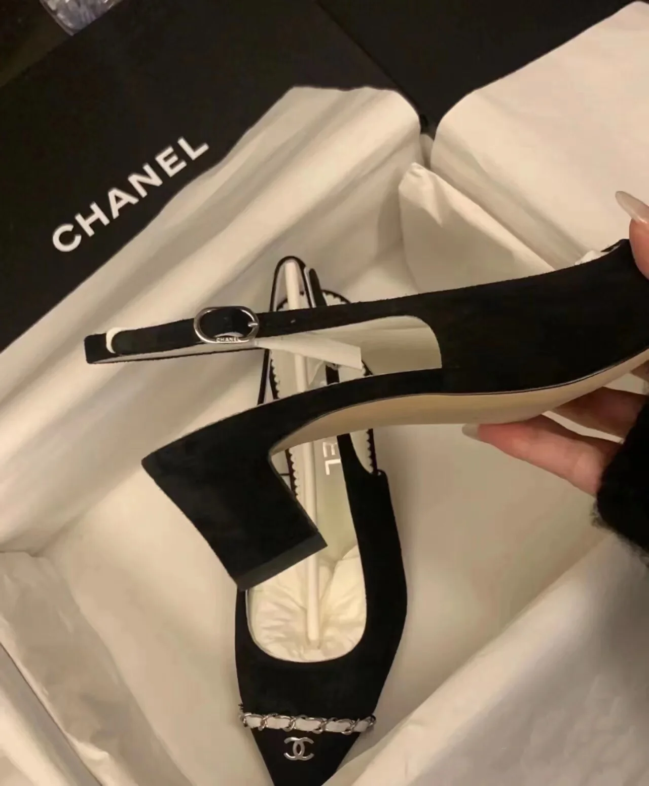 Новинка 2023 года от Chanel - туфли на низком каблуке с острым носком.