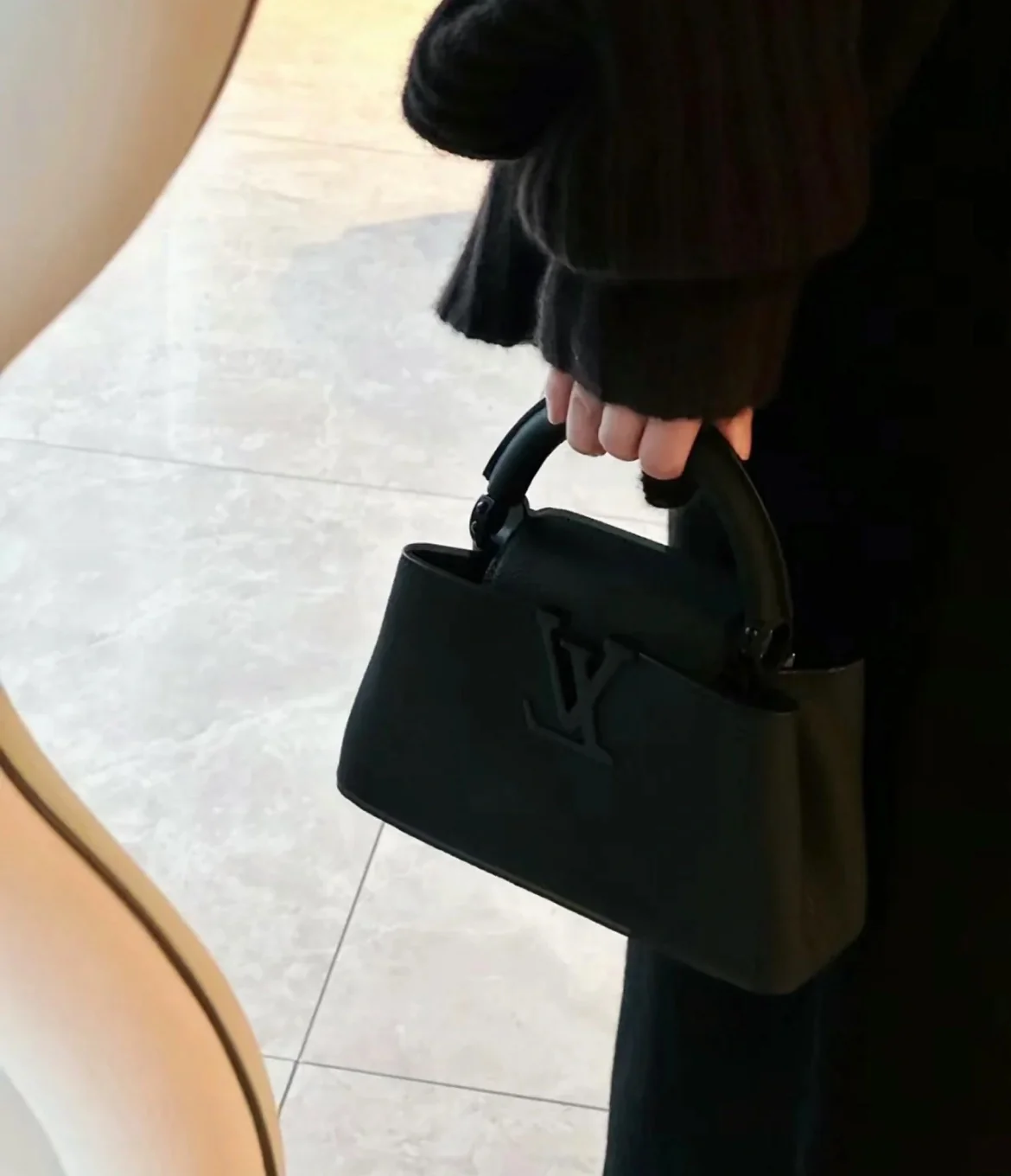 m23955-LV-capucines Сумка/кроссбоди Black Knight - Черная мини-сумка