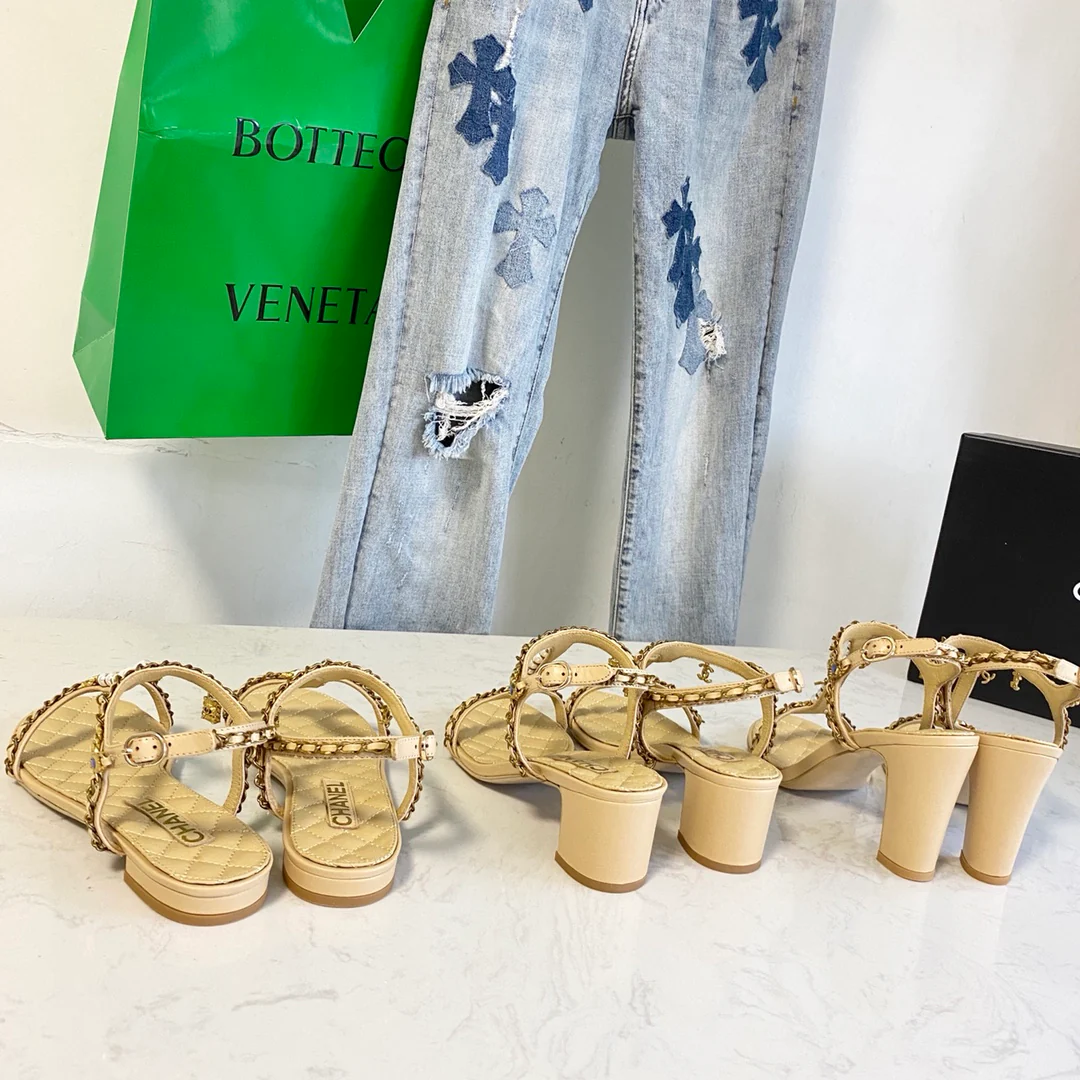 Сандалии Chanel с жемчужной цепочкой на каблуке