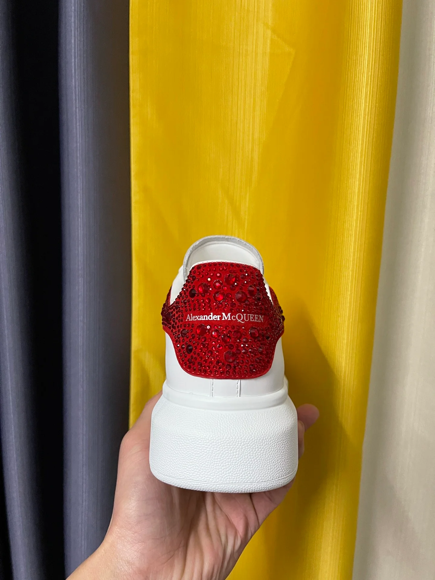 Классические белые кроссовки McQueen - красные