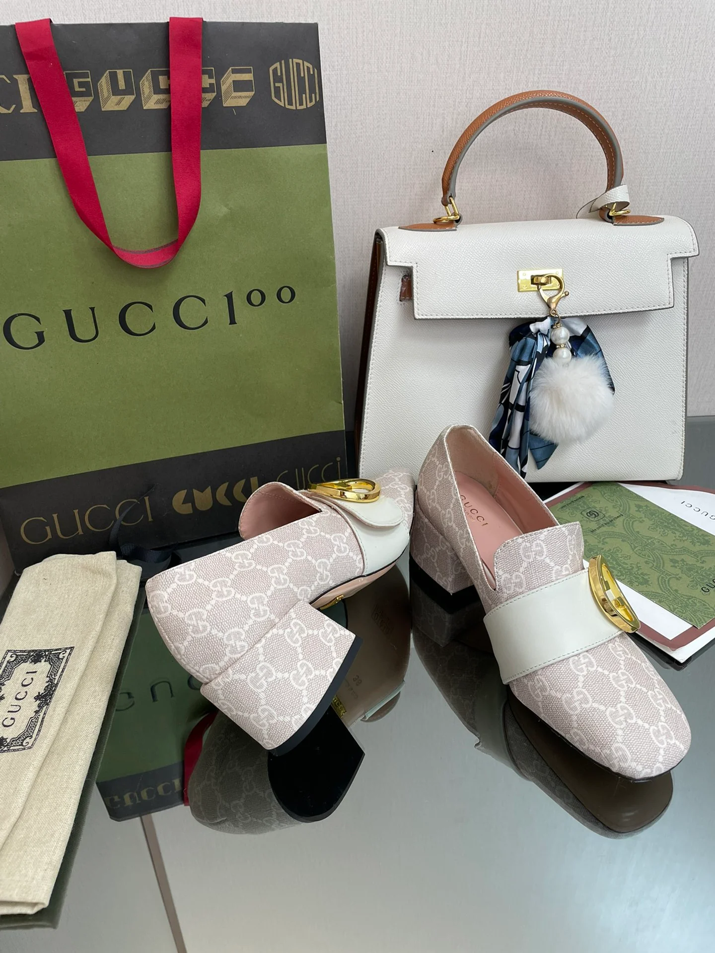 Туфли Gucci на низком каблуке с закрытым носком и монограммой — белые.