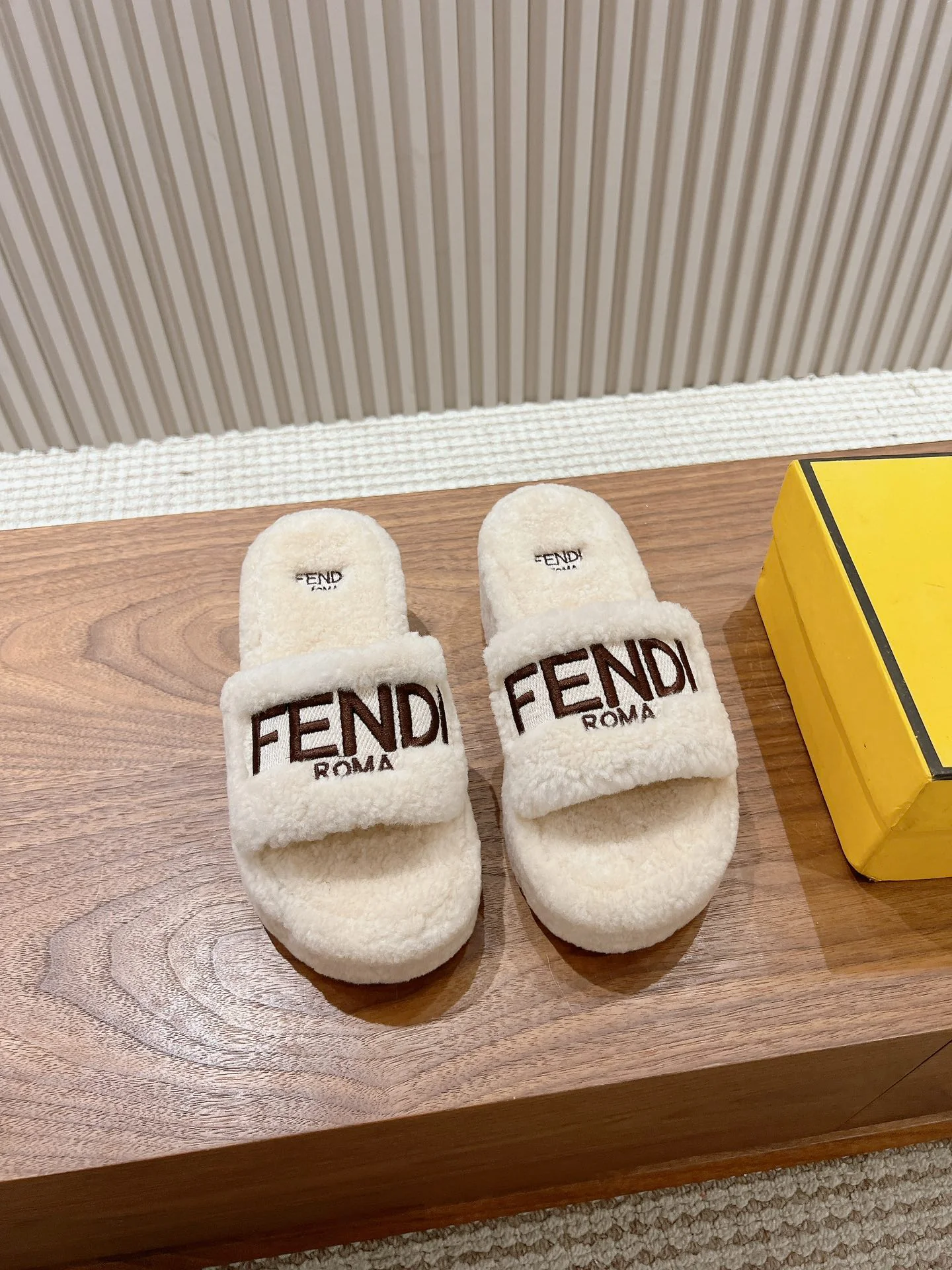 Fendi 2024 - Меховые тапочки - Белые