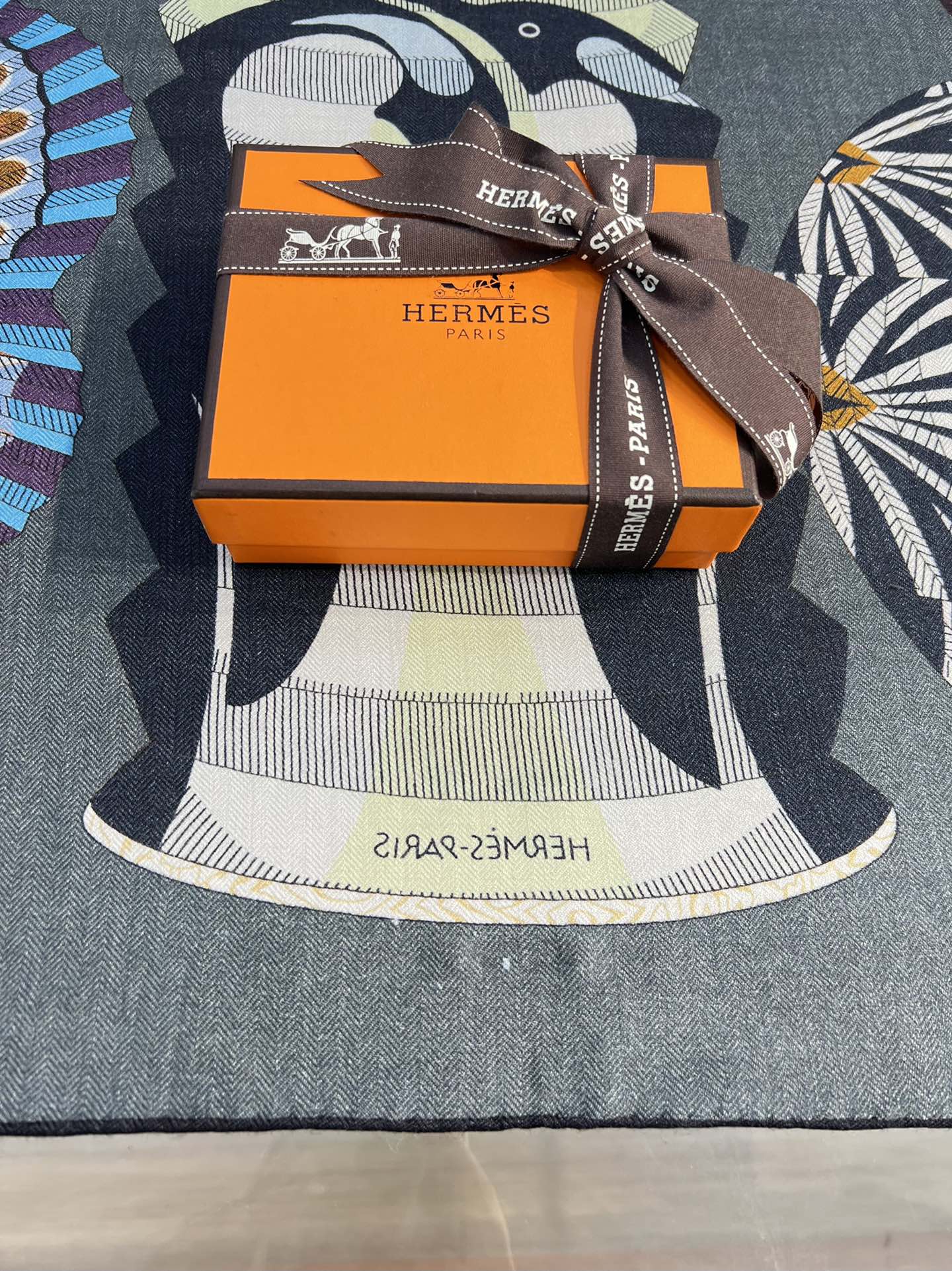 Большой двусторонний бархатный шарф Hermes - 140 см - 003