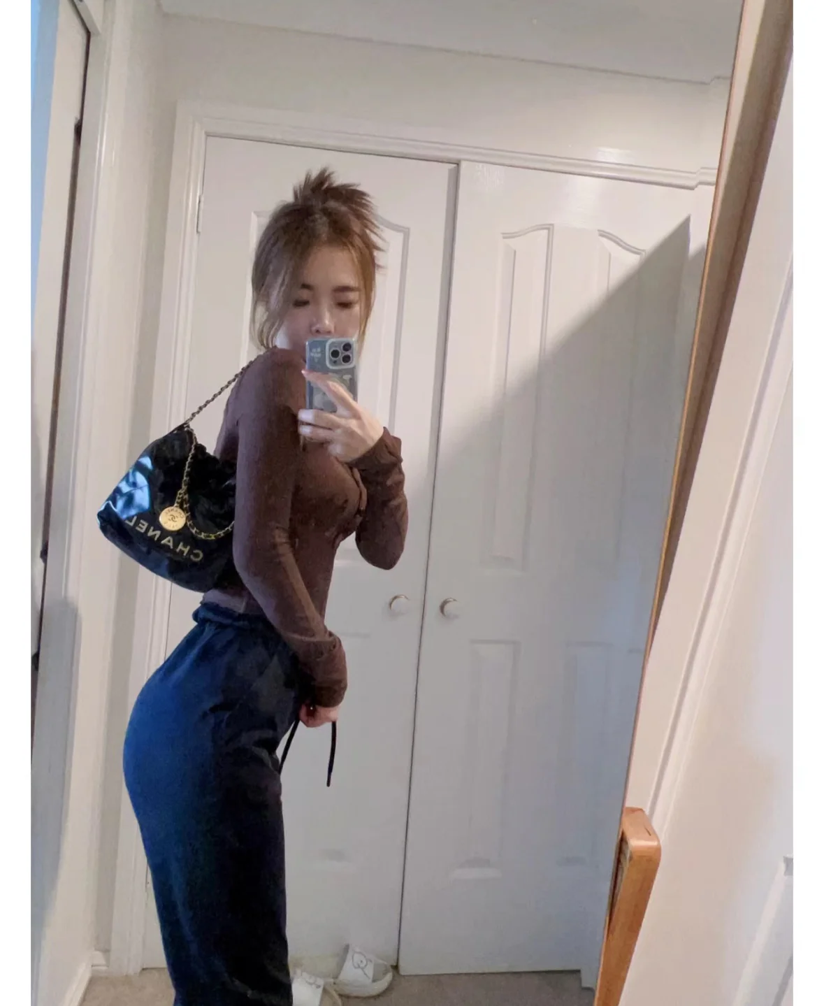 Сумка Chanel No. 22 — черная с золотой цепочкой — черная