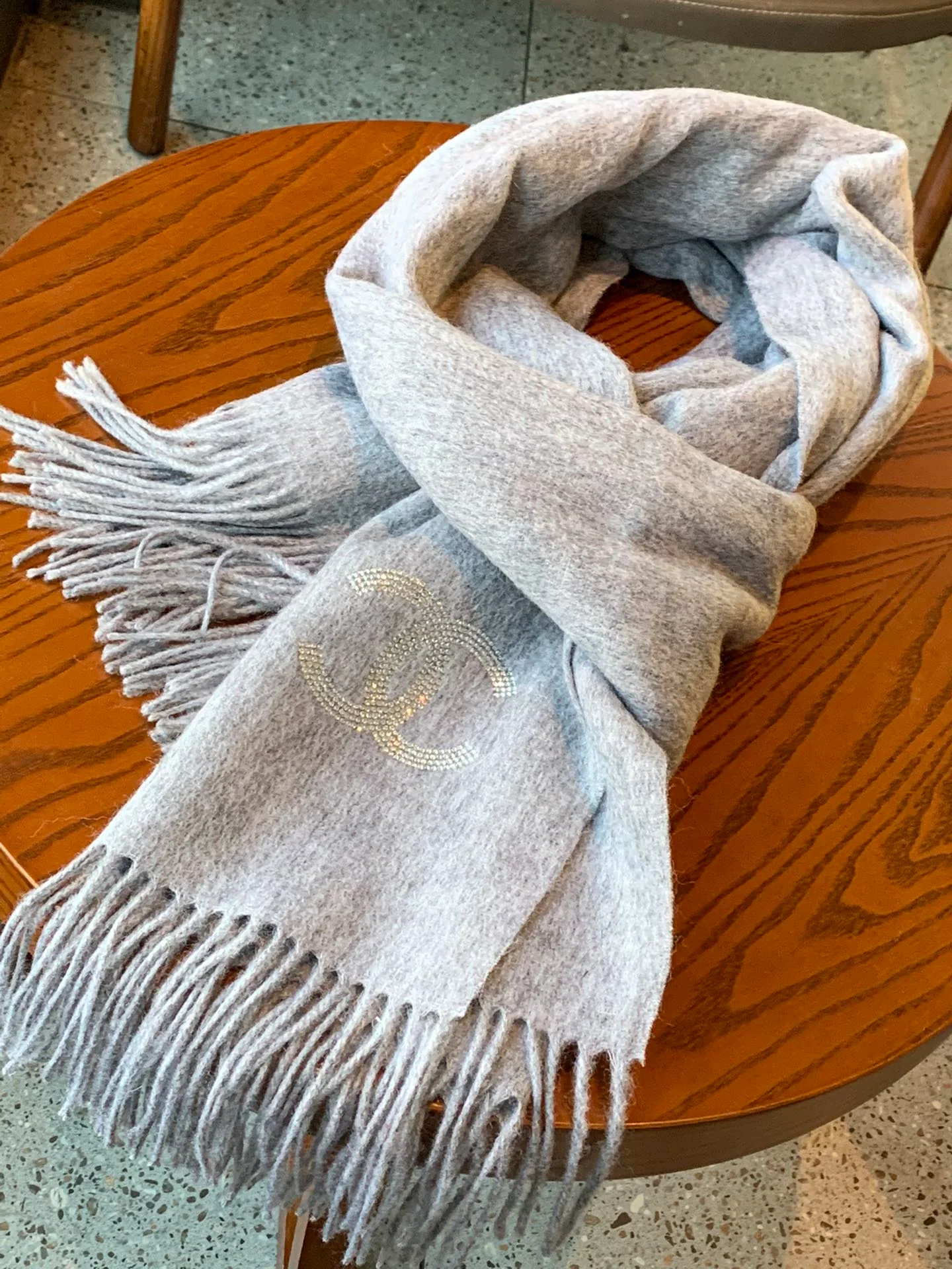 Chanel - Кашемировый шарф, украшенный бриллиантами - 180-70-102 см - Серый