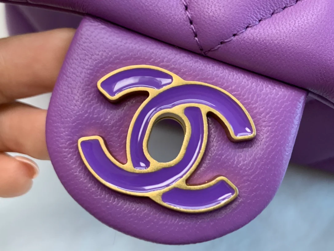 Новинка 2022 года от Chanel - квадратная сумка-мешок с эмалированной пряжкой.