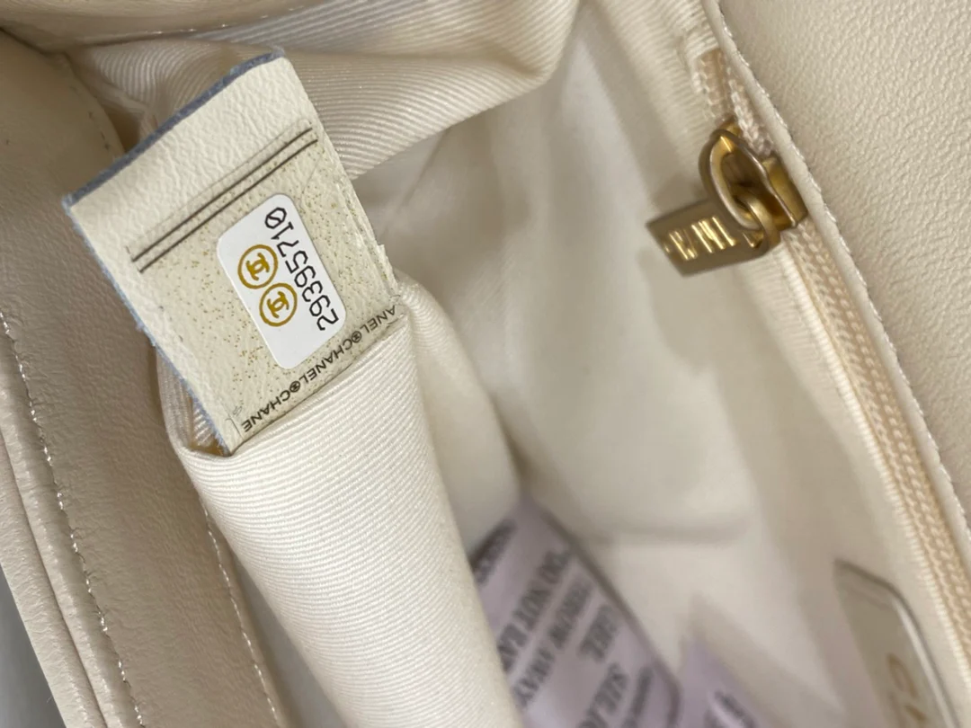 Классическая коллекция Chanel CF - Новинка сезона осень/зима 2020 - Кожа ягненка с золотой фурнитурой - Белый