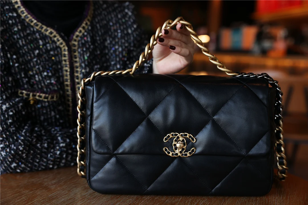 Коллекция Chanel ?Ранняя весна 2022? — сумка №19 — черная с золотой пряжкой — средний размер.