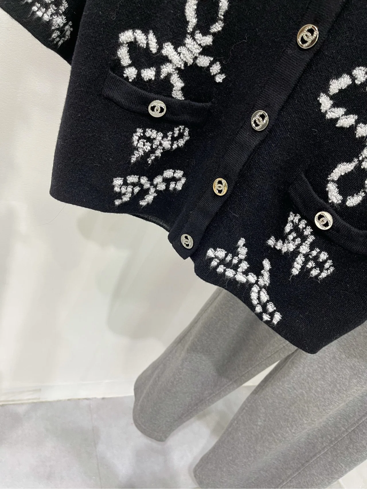 Chanel 2403 - Черный вязаный топ с короткими рукавами и бантом