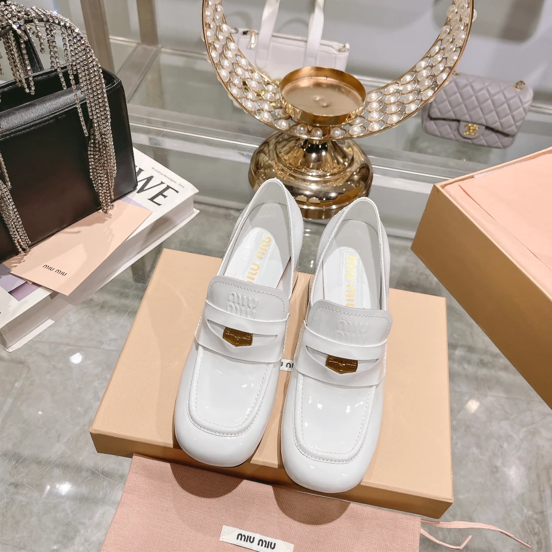 Miu Miu 2023 Новый цвет - Золотистые лоферы на высоком каблуке из лакированной кожи - Белый