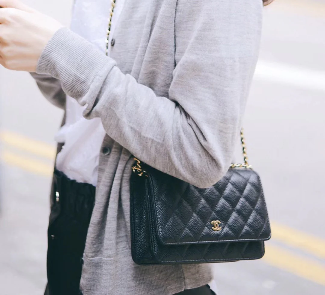 Chanel - Классическая брошь WOC - Черная кожа личи, золотая пуговица