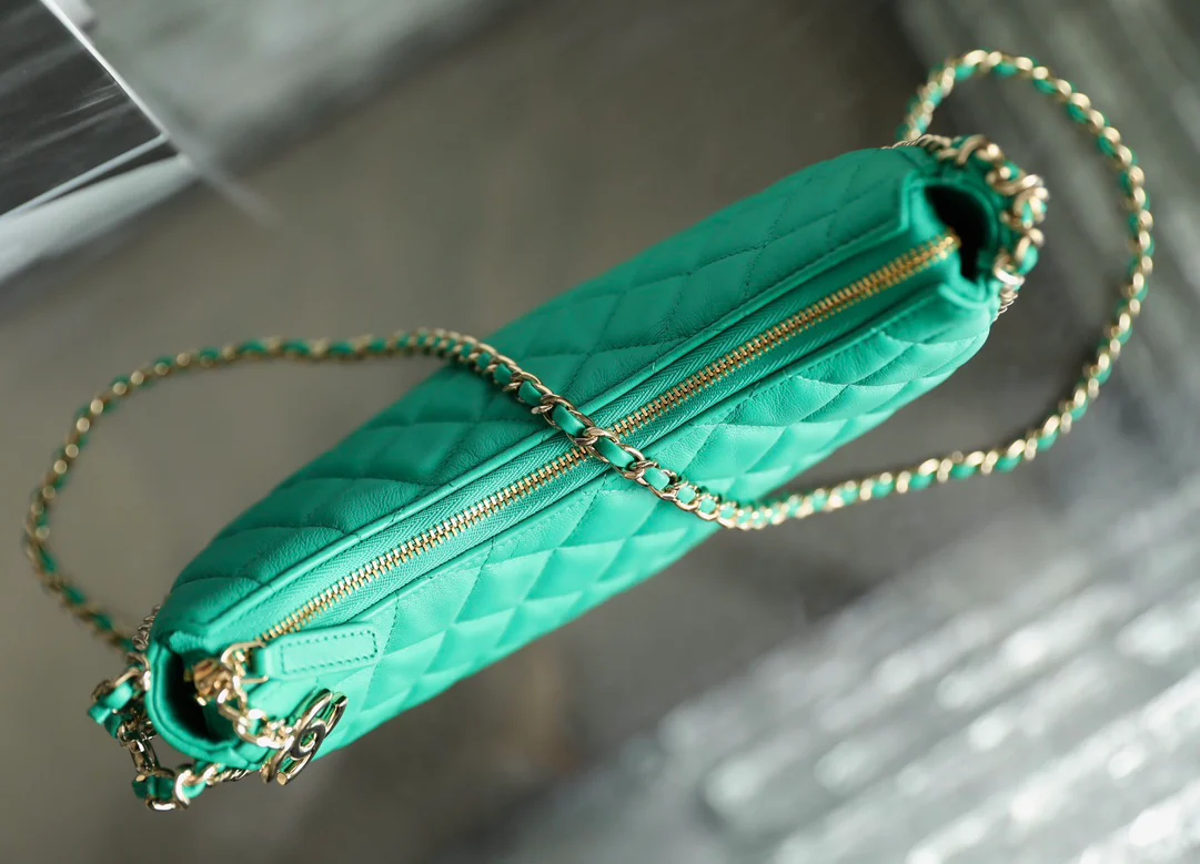 Новинка сезона весна/лето 2023 от Chanel - сумка ?Полумесяц? - маленькая - зеленая