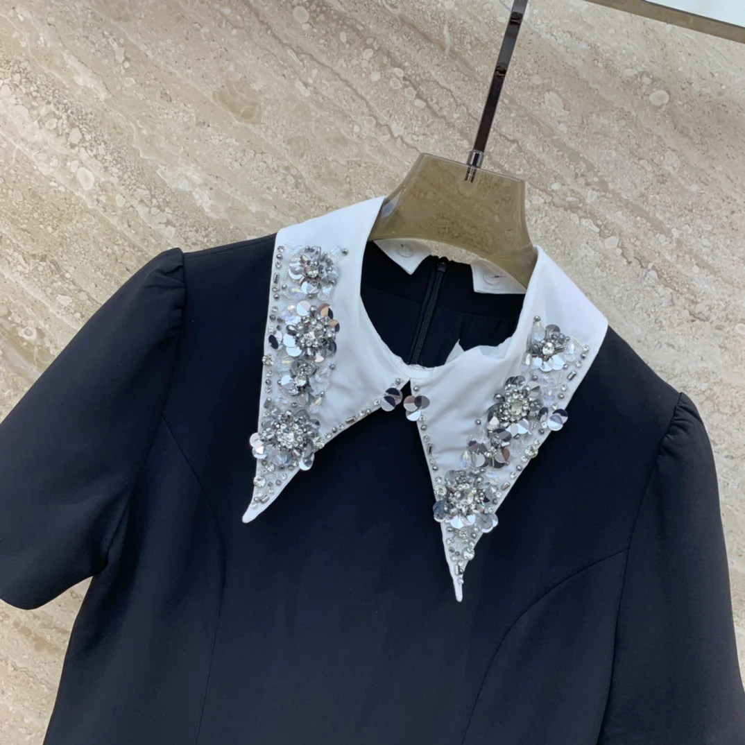 Платье Miu Miu-2404 с короткими рукавами и воротником, украшенным множеством стразов.