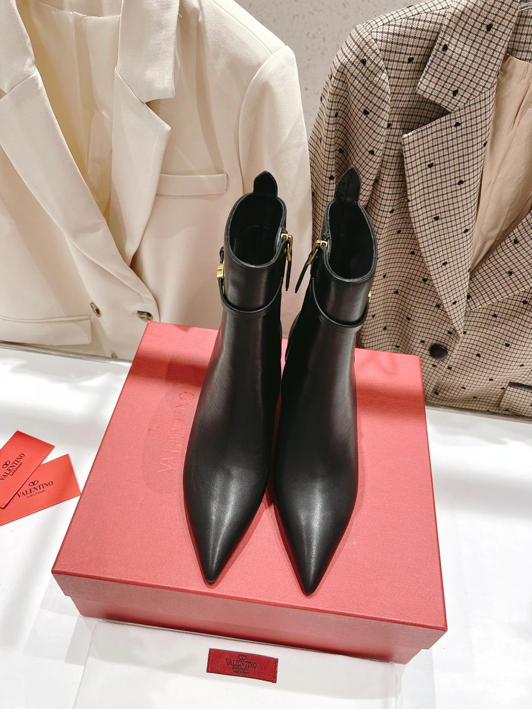 Ботильоны Valentino на шпильке с острым носком - черные