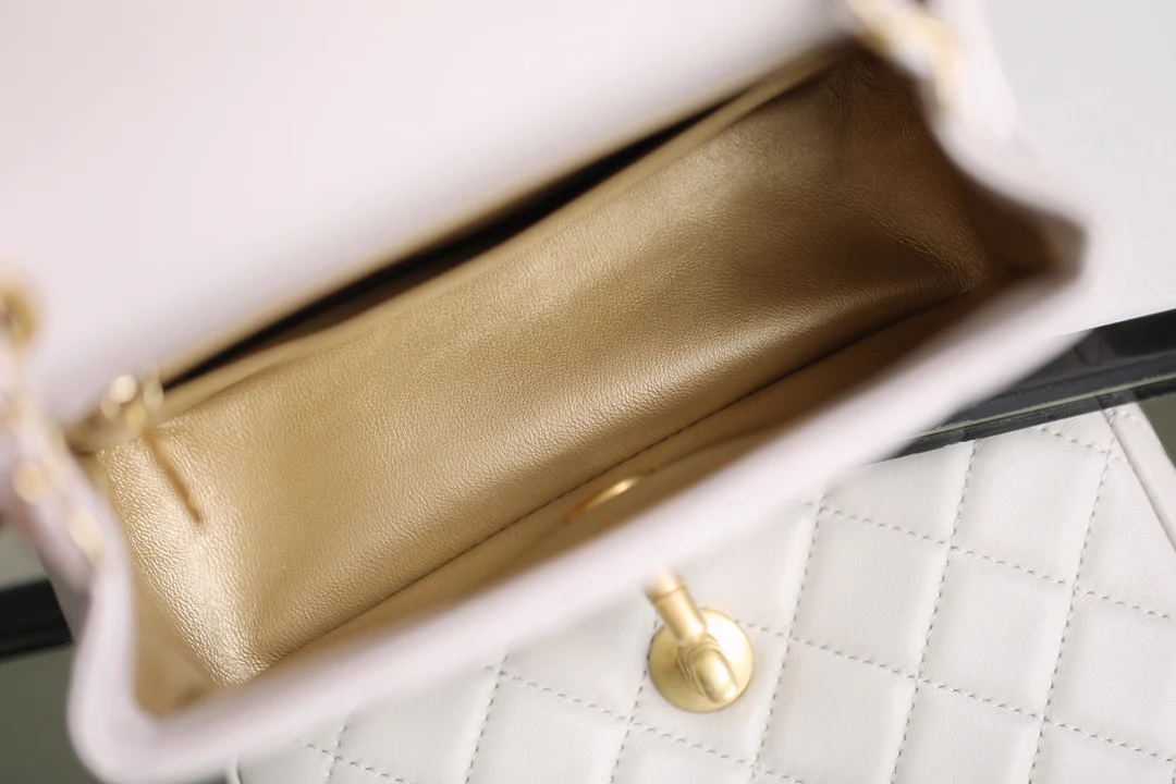 Chanel - Сумка-клатч Golden Globe Square Flap Bag - 18 см - из овечьей кожи