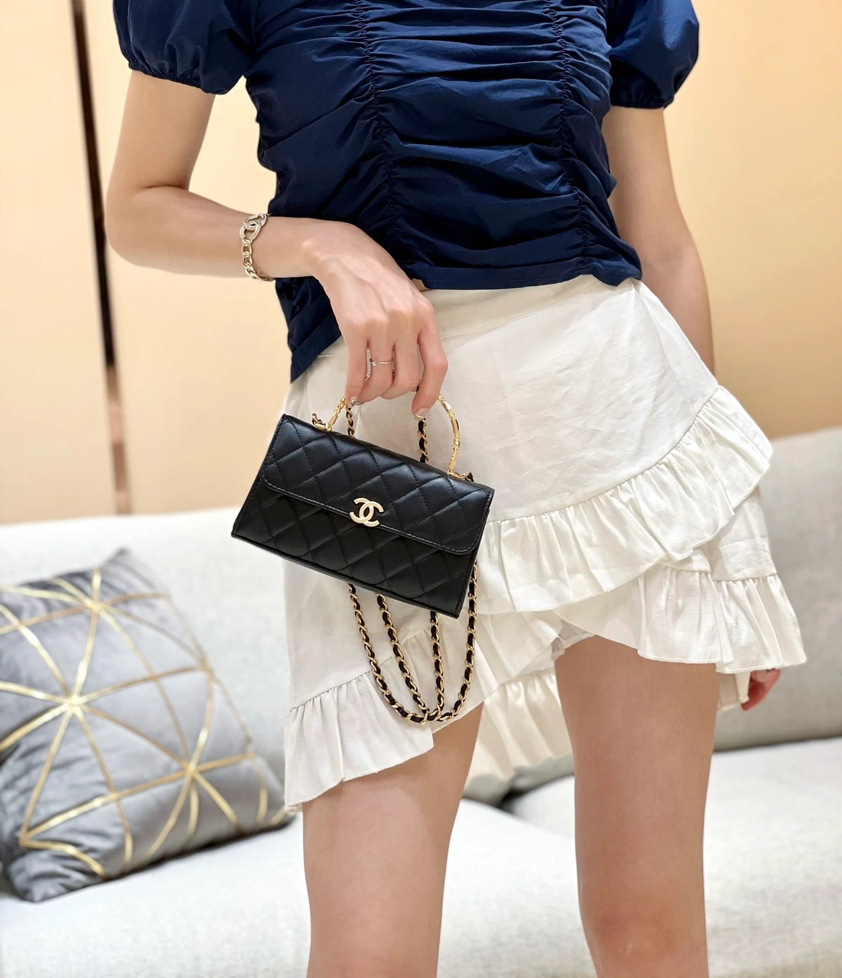 Сумка Chanel 2022 с эмалированной ручкой - Черная - Маленькая