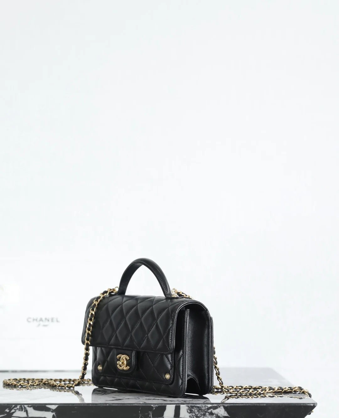 Chanel - Сумка-мессенджер с заклепками - Черная с золотой фурнитурой