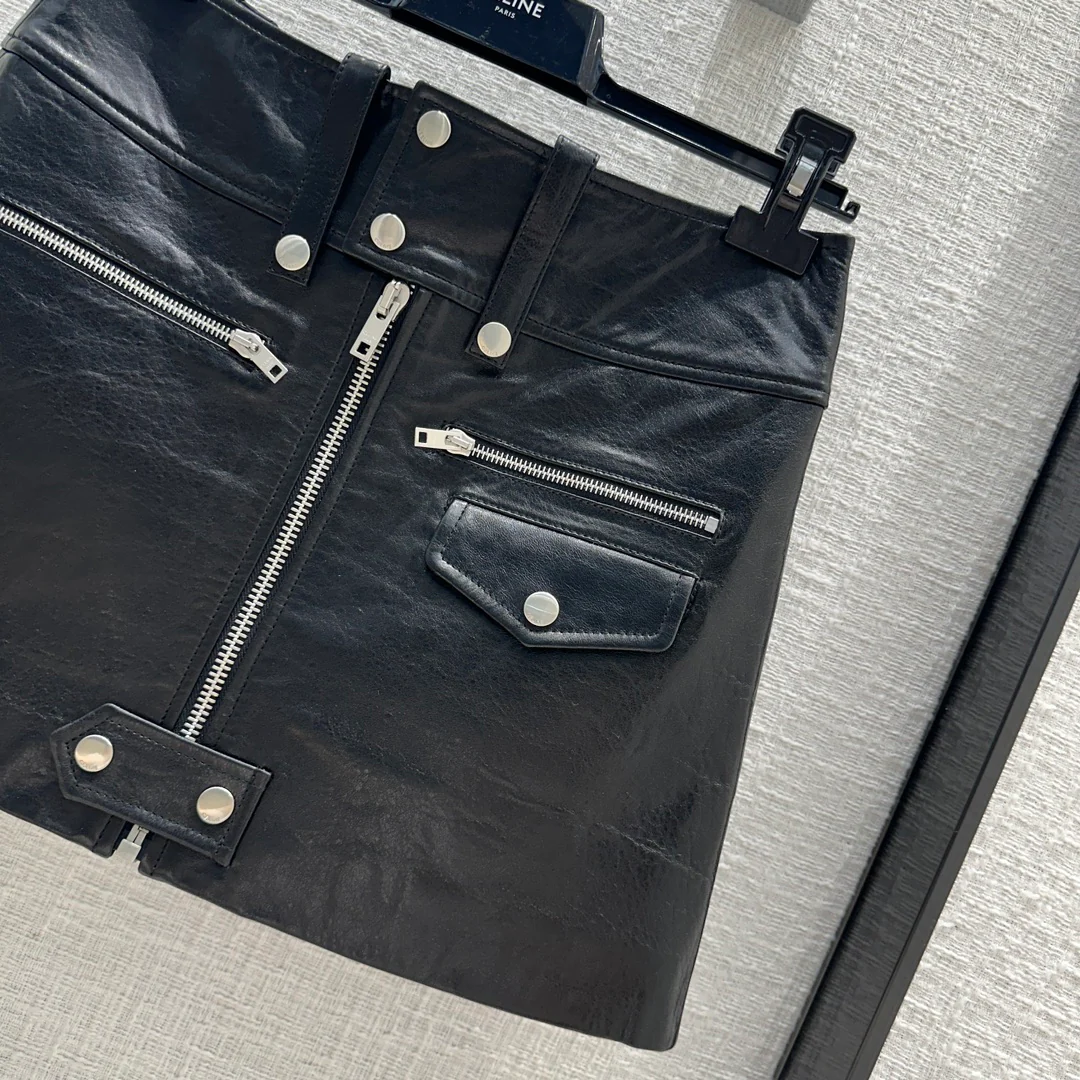 Новинка сезона весна/лето 2024 от Celine - юбка из овечьей кожи в стиле панк - 1