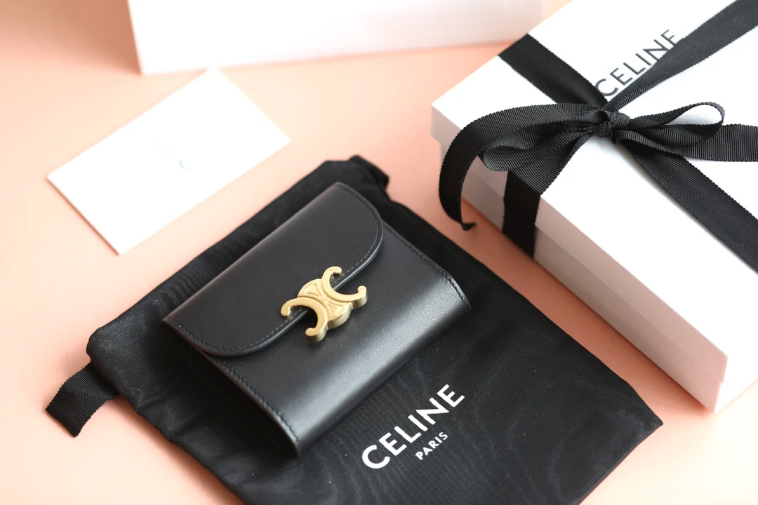 Маленький глянцевый кошелек Triomphe с клапаном из овечьей кожи - черный