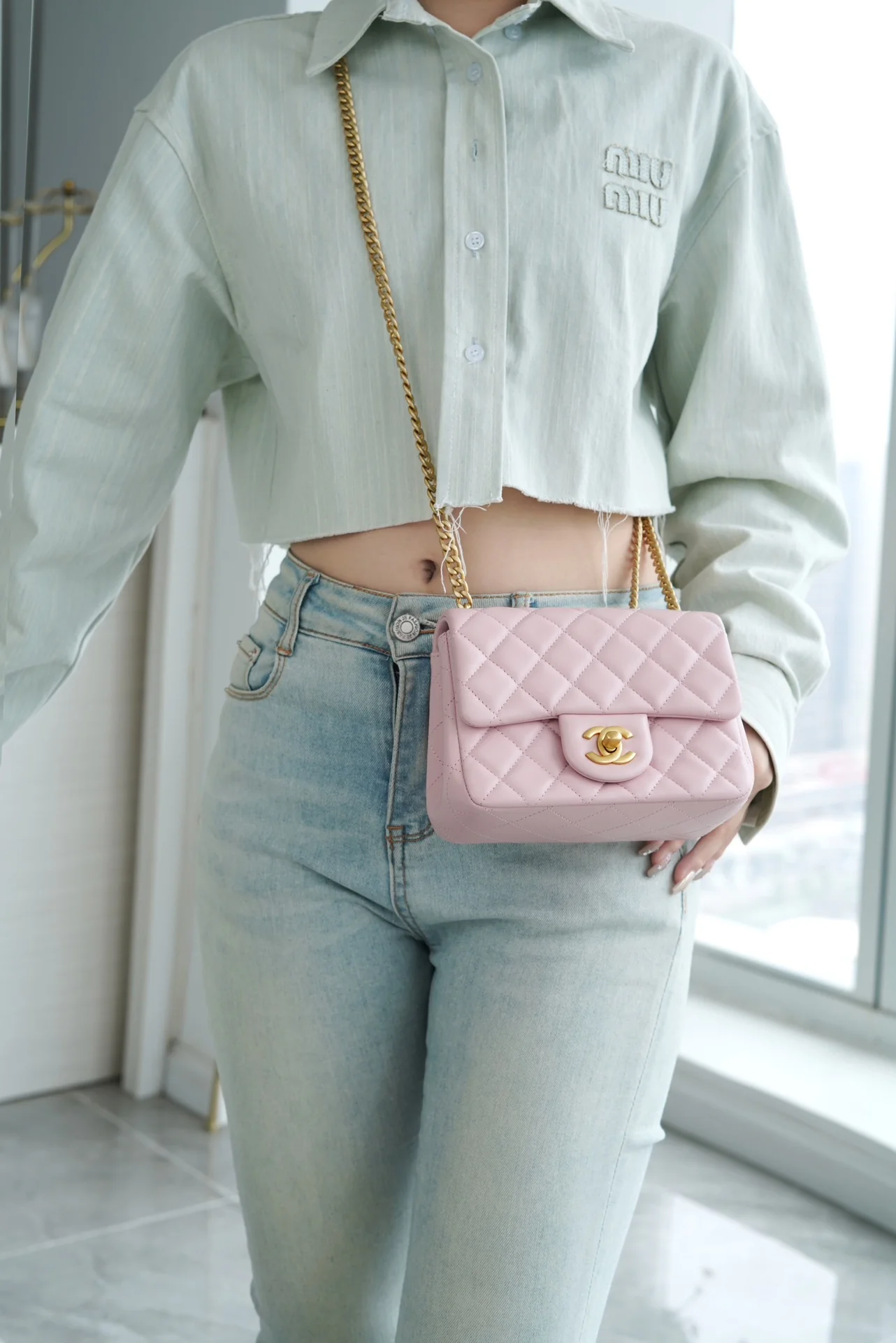 Пряжка Chanel 23 с декором в виде камелии - розовая