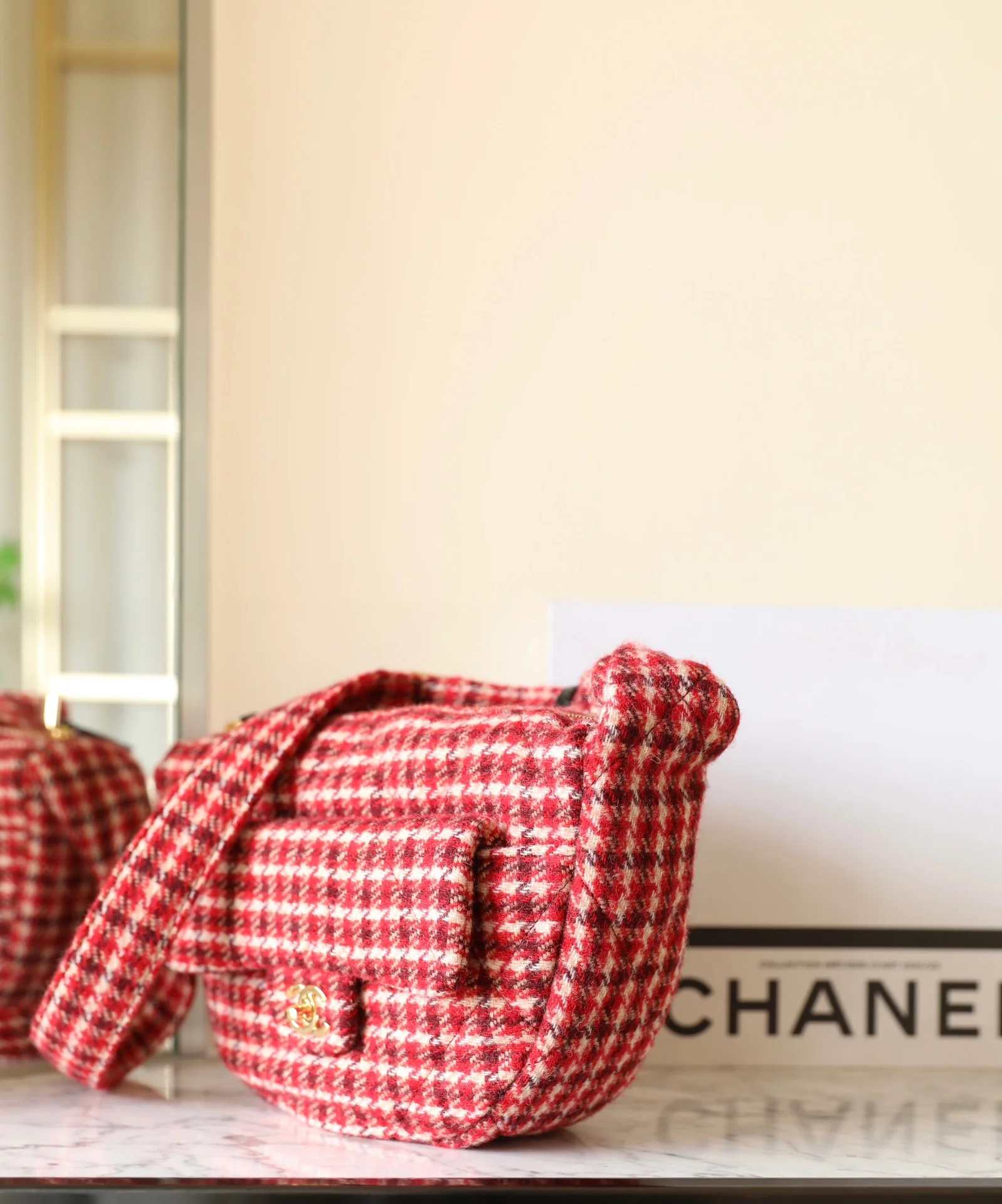 Сумка-хобо Chanel-Plover в красную клетку, полумесяц