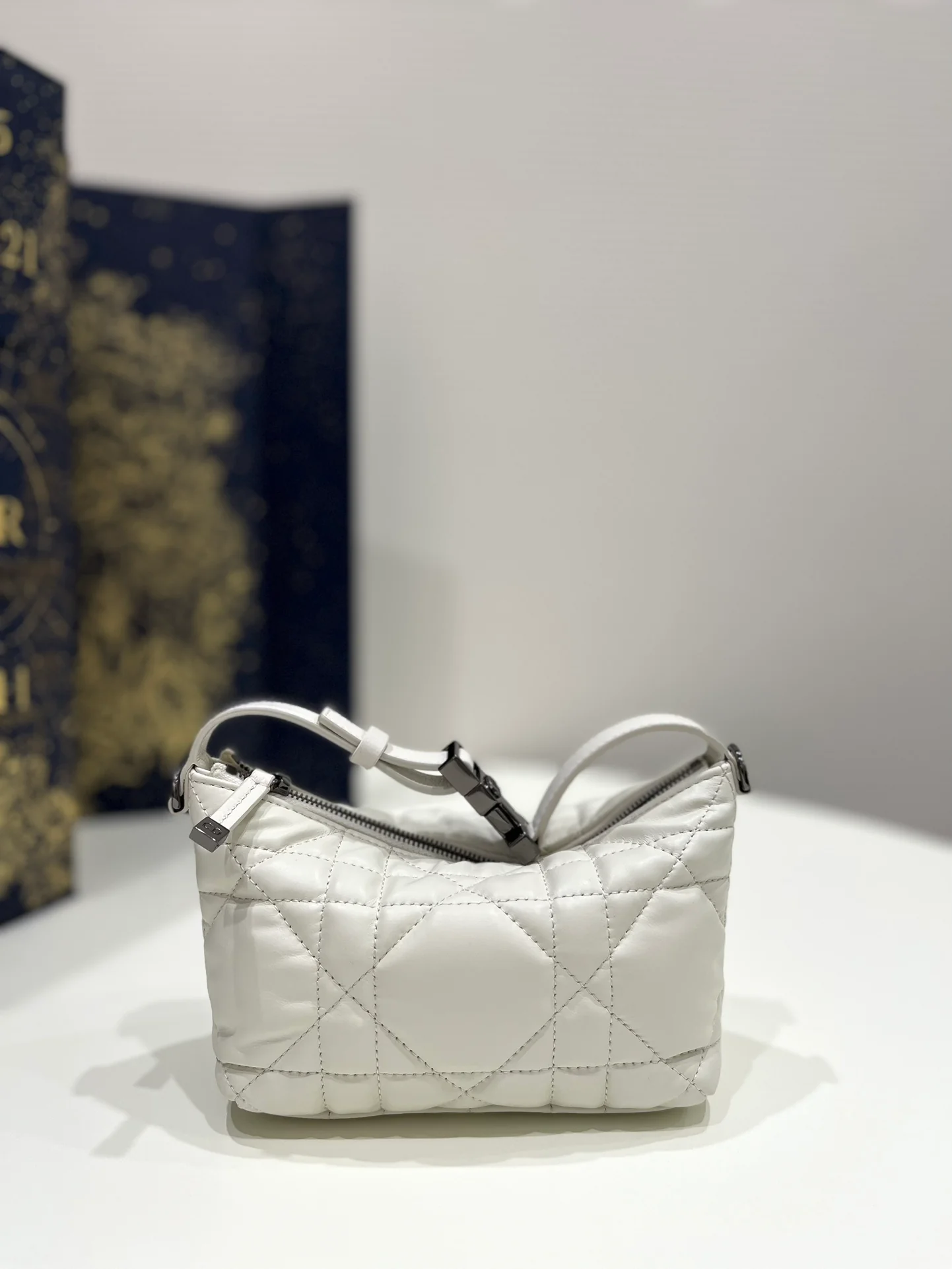 Сумка-ланчбокс Dior из серии Lunchbox Bag - стеганая, белая кожа - маленький размер