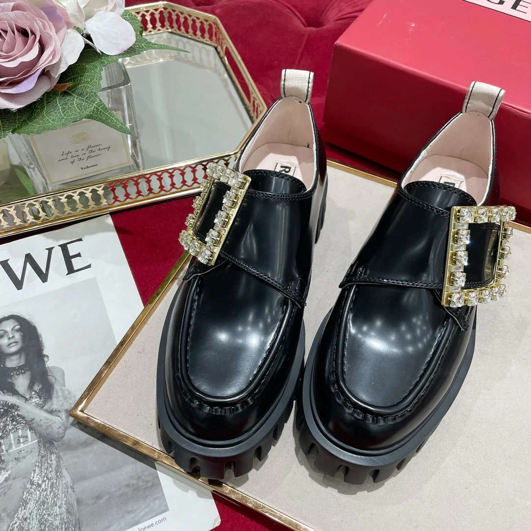 Лоферы из лакированной кожи с пряжками