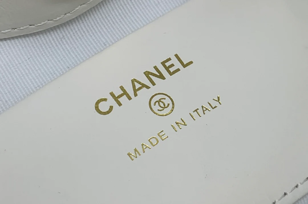 Миниатюрная сумка Chanel из овечьей кожи серии 24c31, белая.