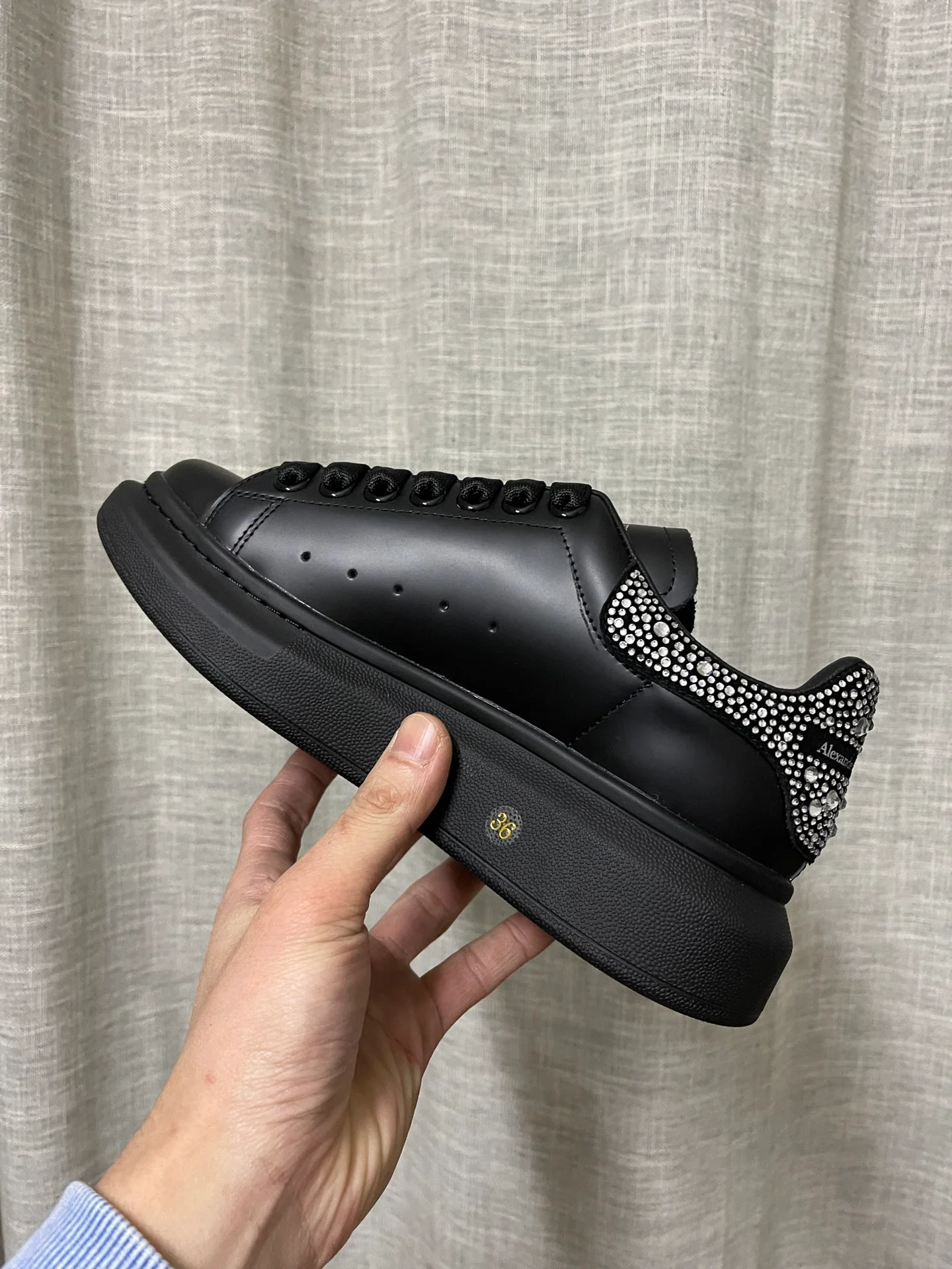 Классические белые кроссовки McQueen - унисекс - черные с белыми бриллиантами - премиум-издание