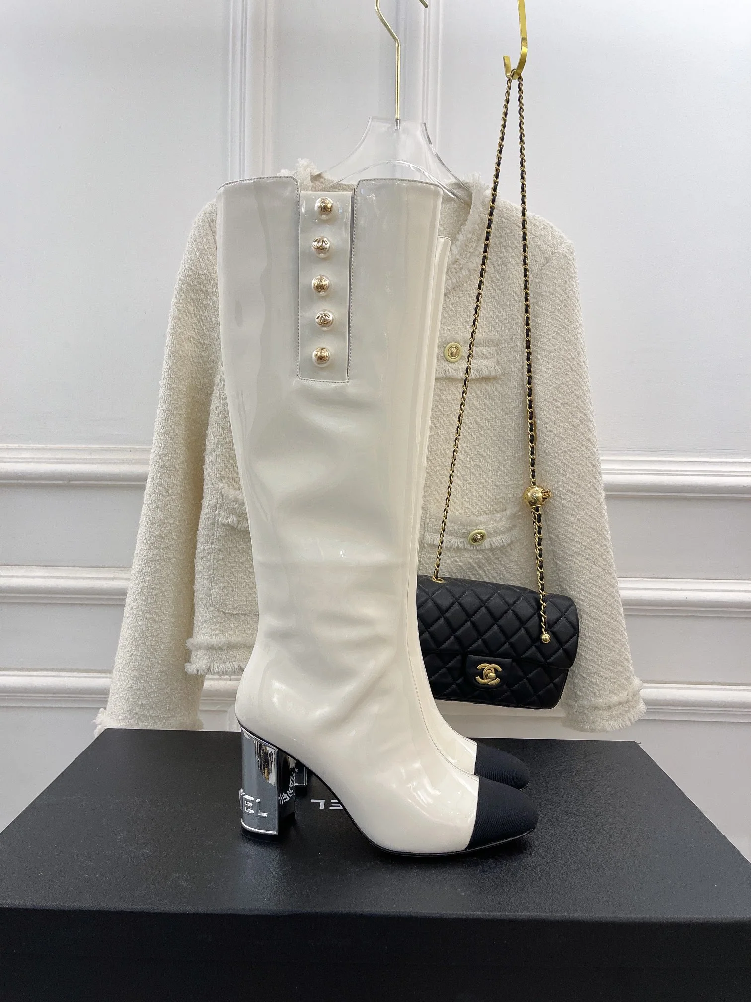 Новинка сезона осень/зима 2022 от Chanel - Сапоги на высоком каблуке - Белые