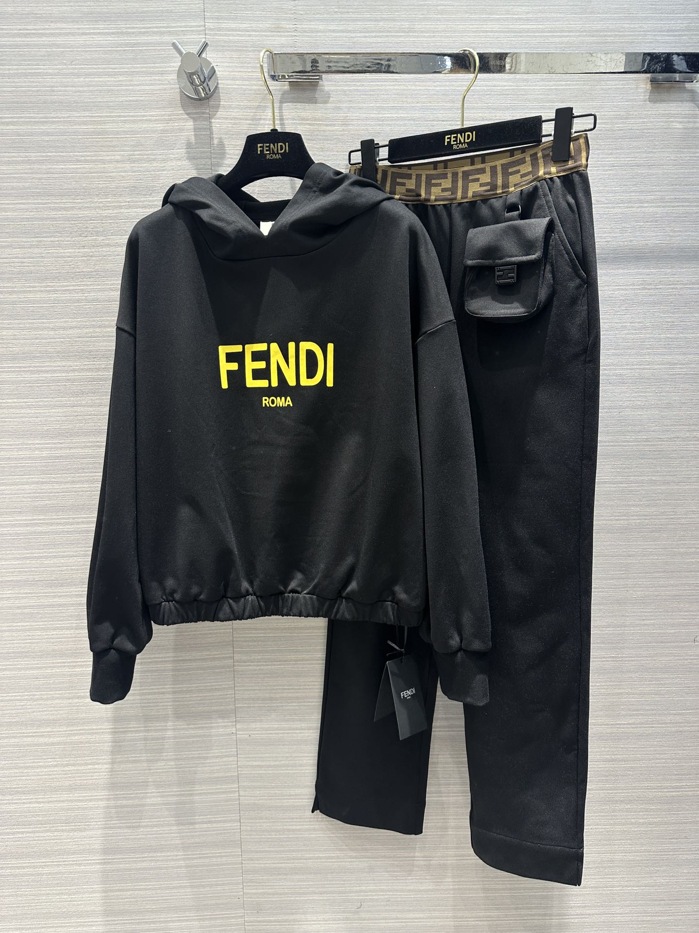 Новинка сезона весна/лето 2024 от Fendi: комплект из худи.